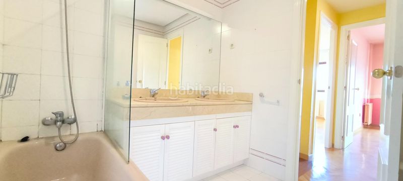 Foto 72ace340-b570-4e84-8794-298a8a6dea18. Dúplex amb calefacció aparcament piscina a Costillares Madrid
