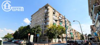 Etagenwohnung  Calle cataluña. Piso de 3 dormitorios con ascensor y garaje en getafe