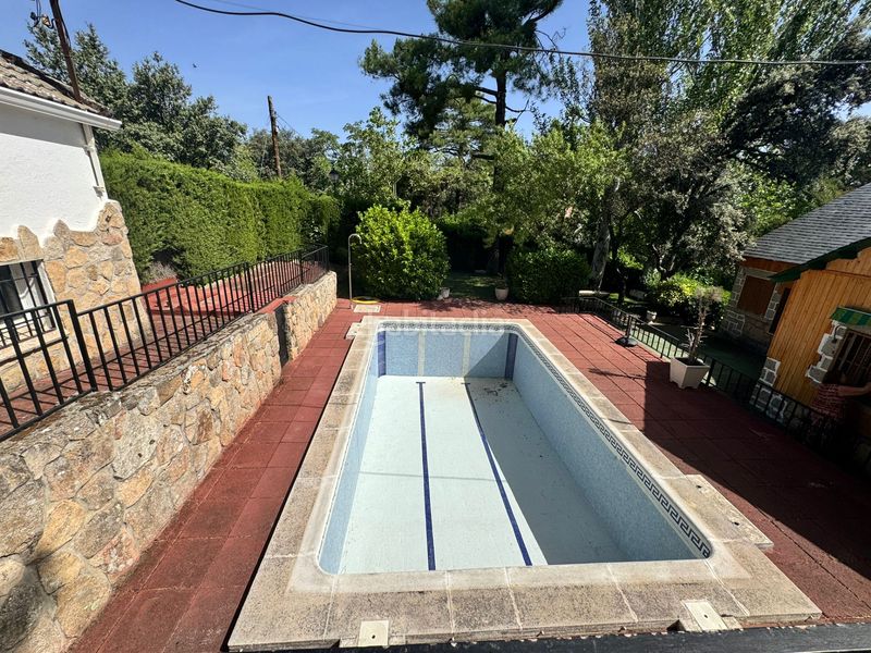 Foto 1fdfcfd1-24e2-40aa-84ea-6196cf4f2e4d. Xalet amb xemeneia calefacció aparcament piscina a Robledo de Chavela