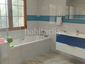 Foto c2f22ec2-c689-43c6-a750-338e985b15ee. Xalet amb xemeneia calefacció aparcament piscina a Escorial (El)