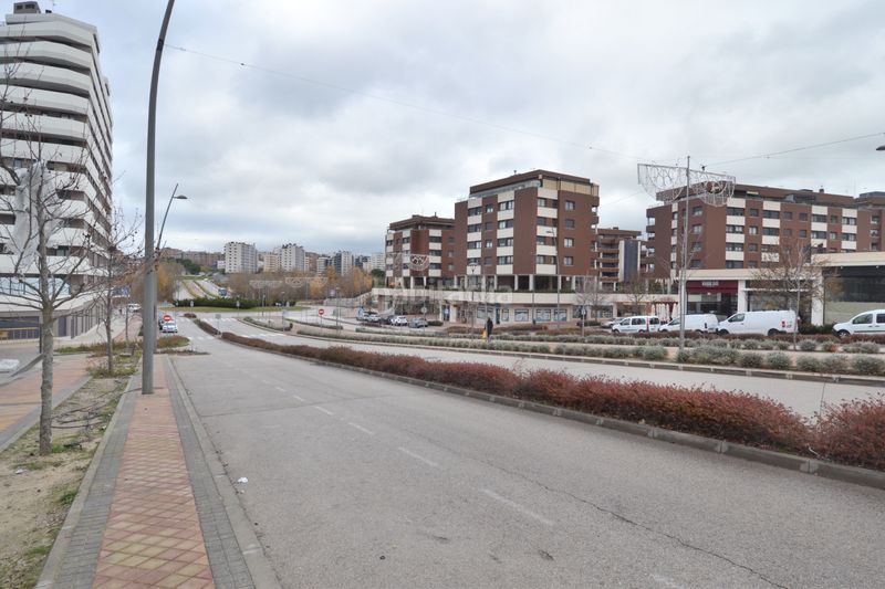 Foto 245f0a11-571c-4c7b-baf8-5ef1efa9f87f. Lloguer local comercial a avenida de juan pablo ii 111 a Tres Cantos