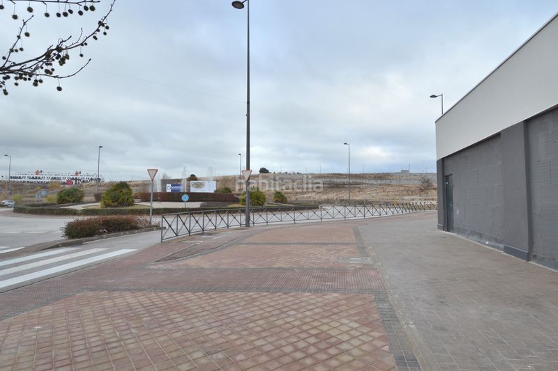Foto 9907ea5e-b809-4775-9a67-f5ef8e3dde77. Lloguer local comercial a avenida de juan pablo ii 111 a Tres Cantos