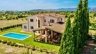 Masia a Algaida. Impresionante casa con 40,000m2 de terreno, piscina y vistas a l