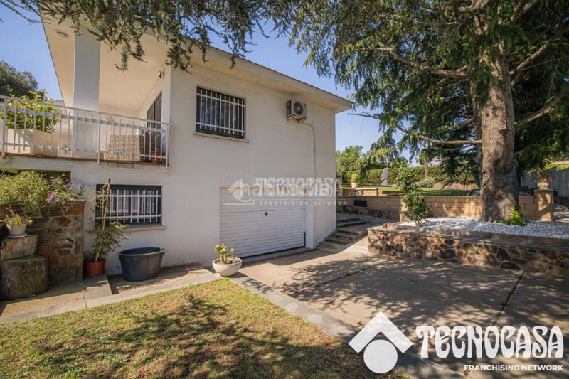 Foto a54ebe65-07a1-4485-b284-561c86b3e9da. Casa amb aparcament a Canovelles