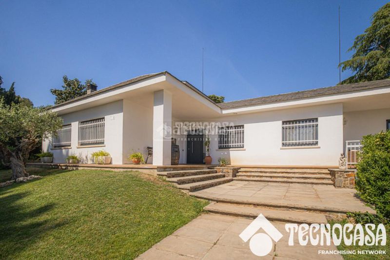 Foto f5e005b5-0965-4764-93c3-2160723a38c1. Casa amb aparcament a Canovelles