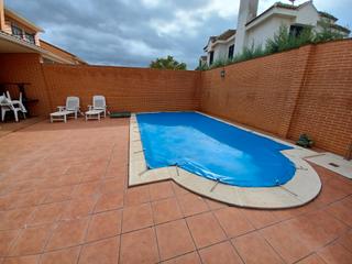 Casa aparellada  Calle tamarizo. Excelente chalets seminuevo con piscina privada