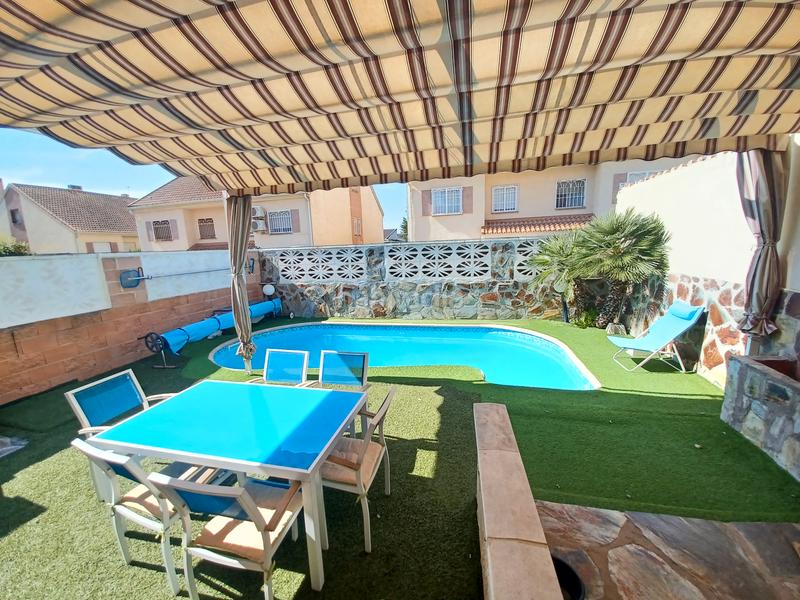 Foto 5b7f84da-a11e-466e-bb65-ccad78ade140. Casa bifamiliare con camino riscaldamento parcheggio piscina in Seseña