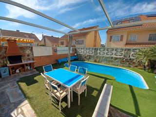 Maison jumelée à Las Lomas. Excelente chalets seminuevo con piscina privada y placas solares