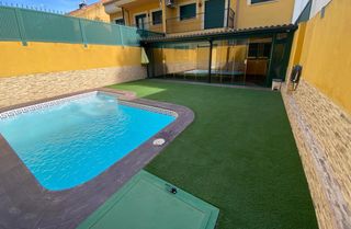Semi detached house in Cuevas-Ilustración. Excelente chalet con piscina privada