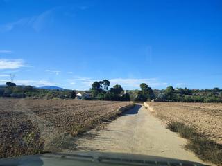 Miete Landgut  N/a. Masia con suelo de cultivo, nave y vivienda