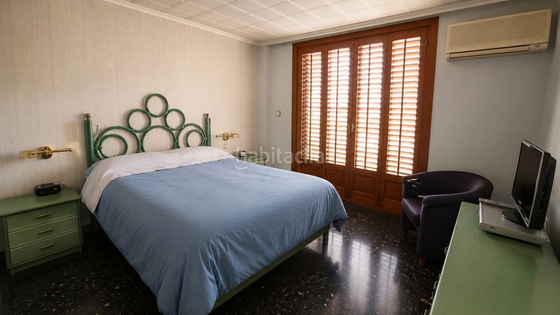 Foto bd7ce1cd-74bb-4fa7-ade8-df9a0220b636. Casa aparellada amb xemeneia calefacció aparcament a Manises
