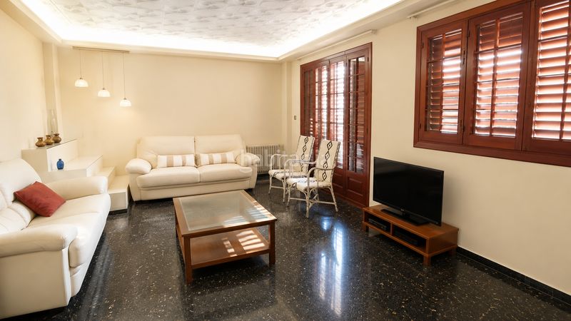 Foto be8a4b4f-2905-4d70-9621-81cff16e57e6. Casa aparellada amb xemeneia calefacció aparcament a Manises