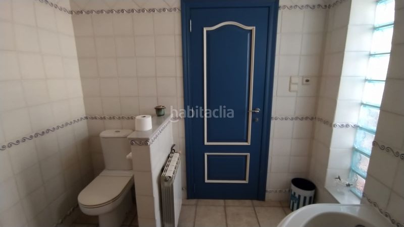 Foto e28eb2b0-5beb-4a7c-9bf1-387aaa42ebf8. Casa aparellada amb xemeneia calefacció aparcament a Manises