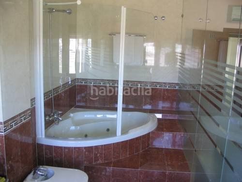 Foto c294433c-123d-4b7d-b9a6-571a2c469d74. Gebäude mit pool in Villalbilla pueblo Villalbilla