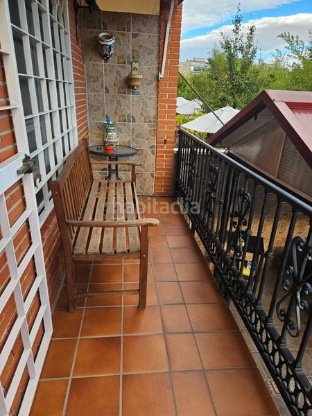 Foto c2a3a0da-74e3-47fb-bd5b-11da2dd43b6f. Casa adossada amb xemeneia calefacció a Ensanche Alcalá de Henares