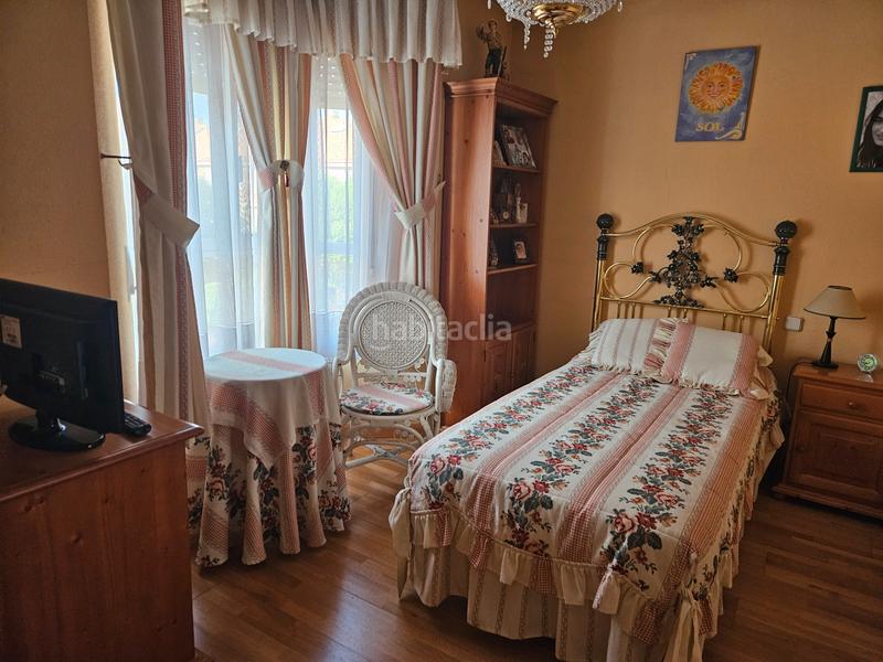 Foto 3cd0a6f4-5068-469a-a8f7-67268d926b01. Semi detached house with fireplace heating in Ensanche Alcalá de Henares