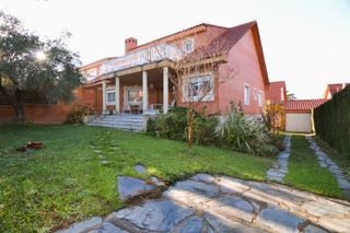 Xalet  Calle italia. Magnífico chalet en urbanización peñas albas