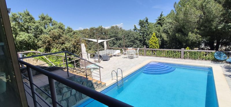 Foto d5c67e48-de4a-4275-ba15-b83476fd1505. Xalet amb xemeneia calefacció aparcament piscina a Valdemorillo