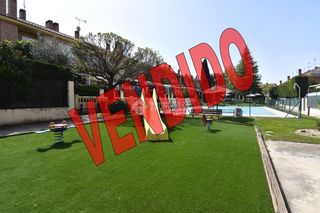 Casa aparellada a Centro. Casa en venta en villaviciosa de odón