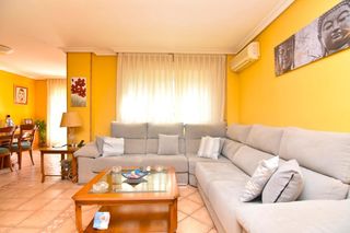 Casa aparellada a Centro. Casa en venta en villaviciosa de odón