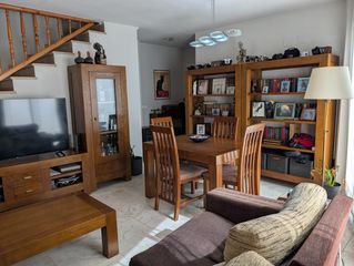 Casa bifamiliare in Gilet. Casa pareada en gilet