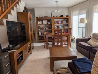 Casa bifamiliare in Gilet. Casa pareada en gilet