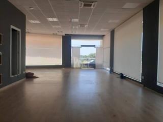 Location Local commercial  Violant d´hongria. Local comercial de 280 m en sant pere i sant pau  con salida de