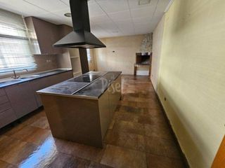 Casa aparellada a Migjorn. Oportunidad única en el corazón de reus