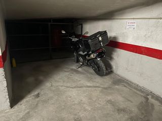 Aparcament cotxe  Avenida santiago. Se vende plaza de garaje para moto en juan de borbón