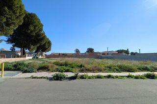 Wohngrundstück  Calle del olivo. Terreno en esquina con gran potencial para vivienda con jardín e