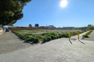 Terreno residenziale  Calle del olivo. Terreno en esquina con gran potencial para vivienda con jardín e