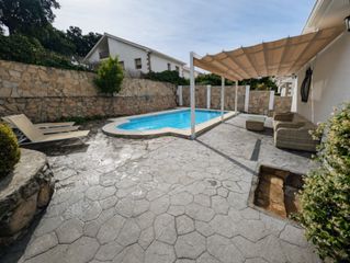 Chalet à Colmenar del Arroyo. Bonito chalet independiente con piscina