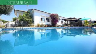 Xalet a Urbanizaciones. Chalet independiente con encanto, jardín consolidado y piscina e