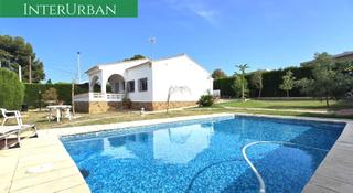 Xalet a Urbanizaciones. Precioso chalet con piscina privada y vistas despejadas en llíri