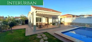 Xalet a Urbanizaciones. Chalet independiente con piscina y jardín en exclusiva en llíria