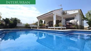 Chalet à Urbanizaciones. Un paraíso exclusivo en llíria chalet con piscina y paellero a 2