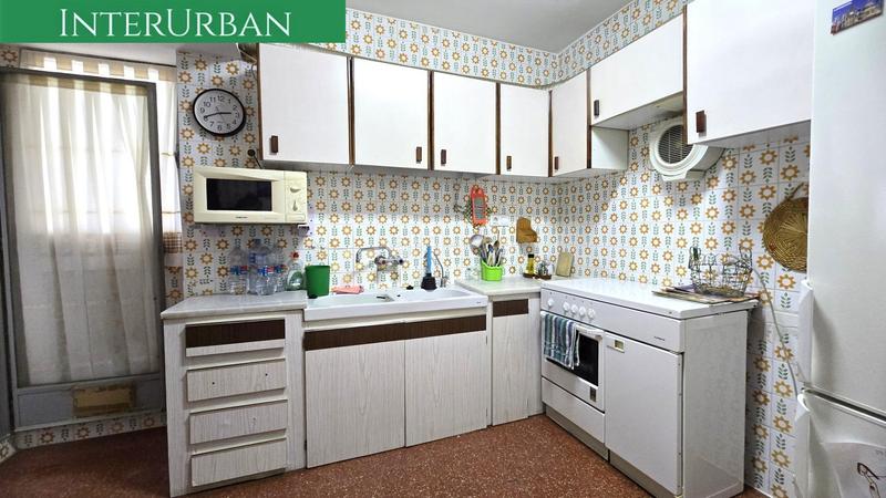 Foto cde61d6d-5ad9-455f-baf7-72c3951b08f1. Piso amplio piso con 4 habitaciones y ascensor junto a mura en Llíria