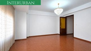 Pis a Parque de la Bombilla. Amplio piso con 4 habitaciones y ascensor junto a mura  llíria
