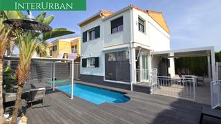 Chalet à Urbanizaciones. En exclusiva con interurban chalet moderno en llíria con piscina