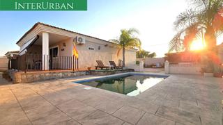 Chalet in Urbanizaciones. Tu oasis privado en llíria chalet con casa de invitados, piscina