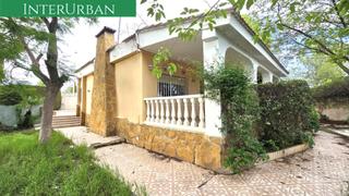Chalet in Urbanizaciones. Chalet con piscina y jardín consolidado en zona residencial de l