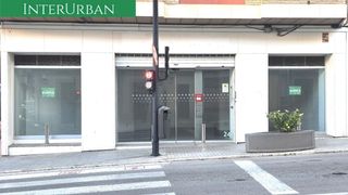 Lloguer Local Comercial a Parque de la Bombilla. Esquina, luz y visibilidad total  local listo para negocio en pl