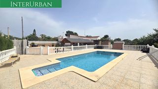 Chalet en Urbanizaciones. Interurban vende en exclusiva este precioso chalet con piscina y