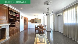 Etagenwohnung in Casco Antiguo. Interurban vende amplia vivienda con ascensor y gran salón en el