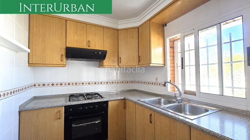 Foto 6fa4a8f5-25f7-4759-a182-d52b15e23a60. Chalet  con piscina en parcela de 1.660 m2 en Vilamarxant