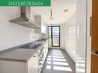 Appartement à Parque de la Bombilla. Piso de 2 dormitorios con garaje, ascensor y vistas a mura