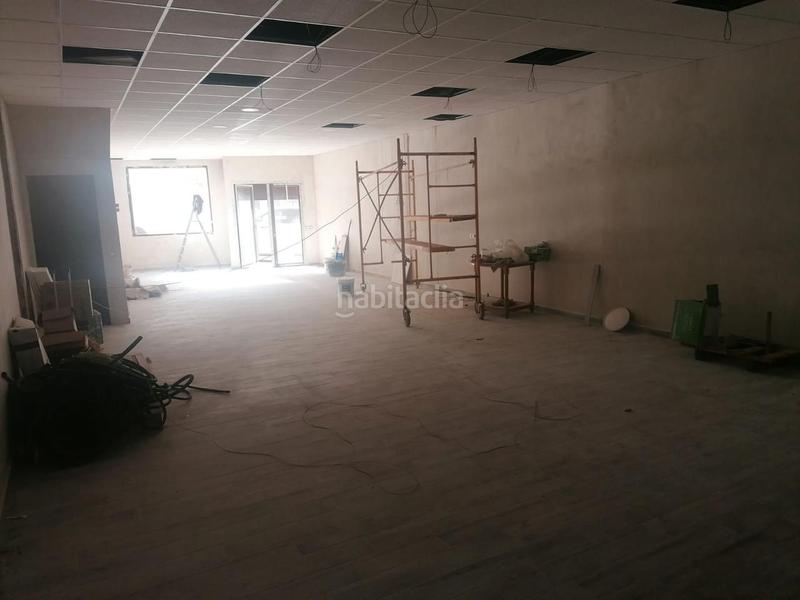 Foto f4de7eb0-d260-4a4d-a74d-1e980564696a. Location local commercial dans Recas