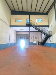 Pas-de-porte Bâtiment à usage industriel à Borox. Naves en borox