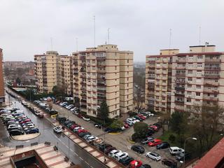 Piso  Calle cisneros. Luminos piso de tres dormitorios, piscina y garaje