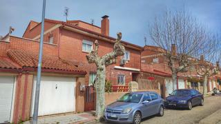 Casa adosada en Los Lagos. Adosado moralzarzal con piscina